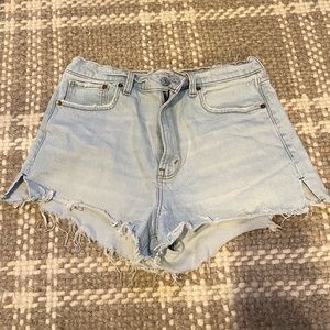 Abercrombie & Fitch The Mom Short in light/bleached wash